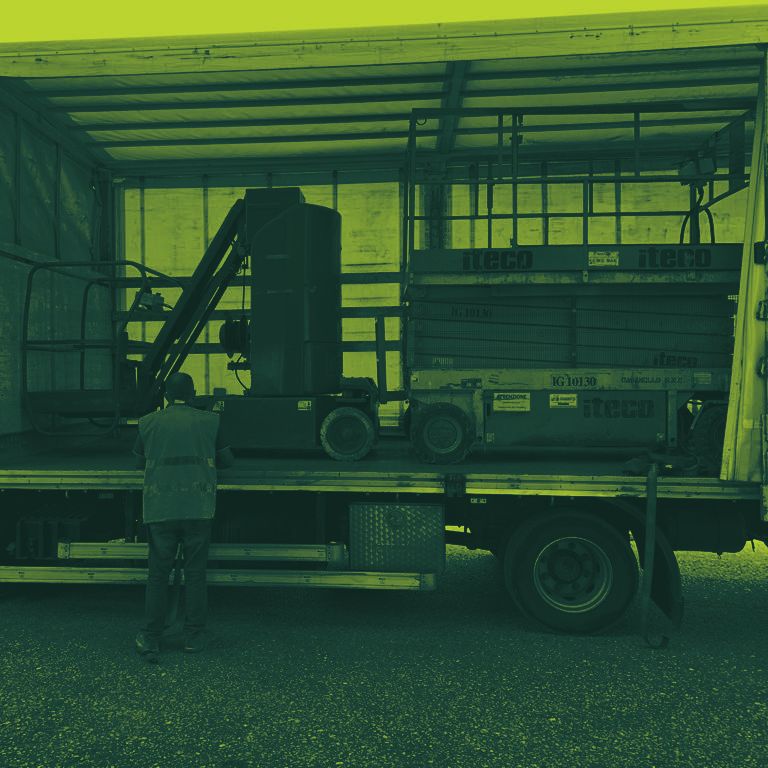 Due piattaforme aeree ITECO caricate sul camion telonato per il trasferimento in cantiere