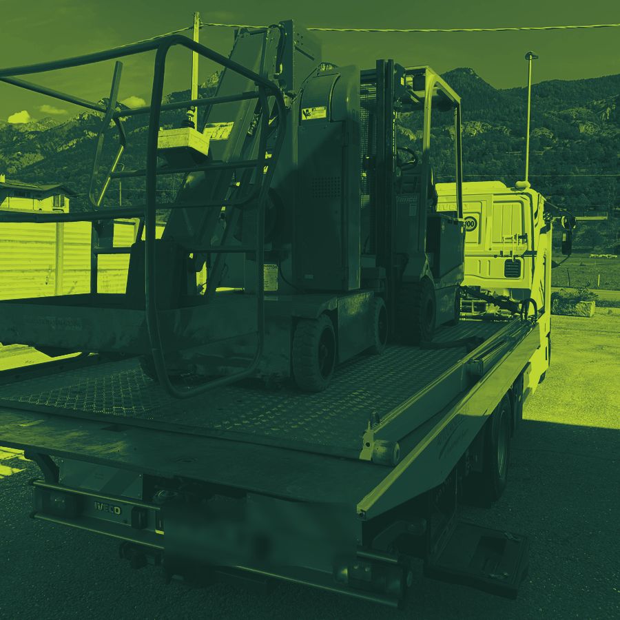 Piattaforma aerea verticale e carrello elevatore Caramello su autocarro Iveco diretto in cantiere