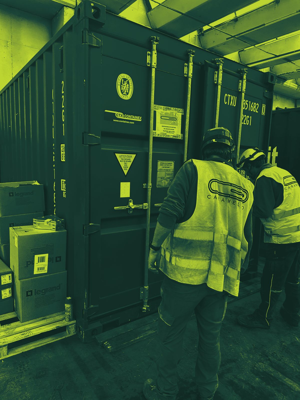 Tecnici Caramello al lavoro in cantiere con container attrezzatura